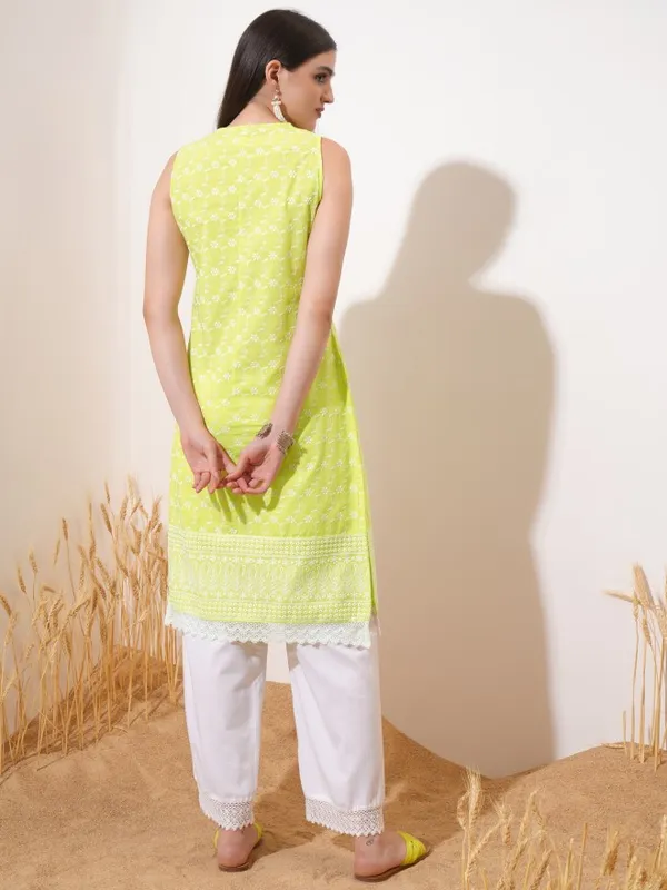 Vishudh Women Green Embroidered Straight Kurta