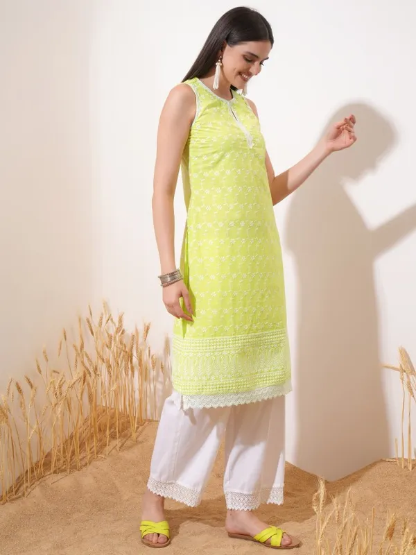 Vishudh Women Green Embroidered Straight Kurta