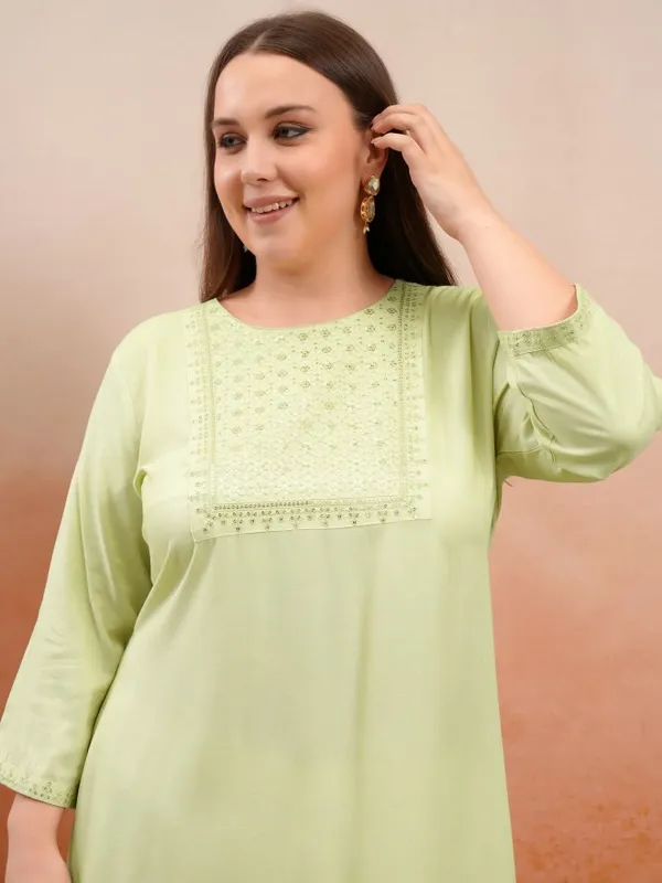 Vishudh Women Green Embroidered Straight Kurta