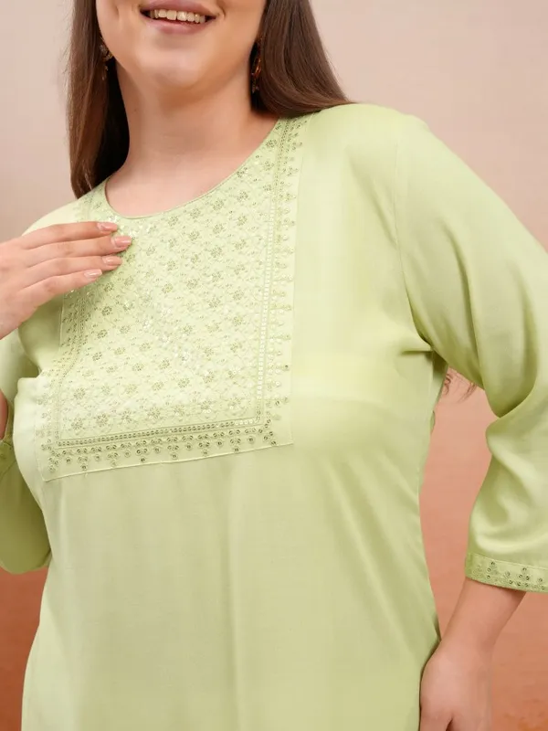 Vishudh Women Green Embroidered Straight Kurta