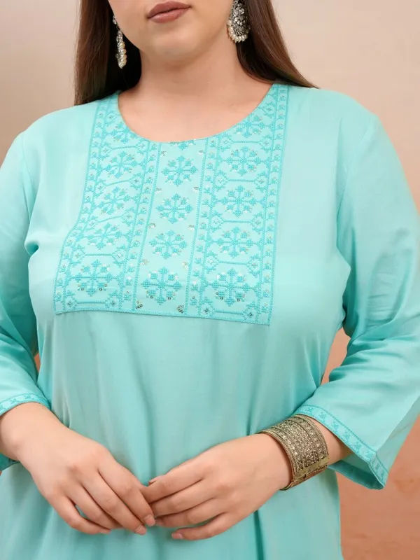 Vishudh Women Green Embroidered Straight Kurta