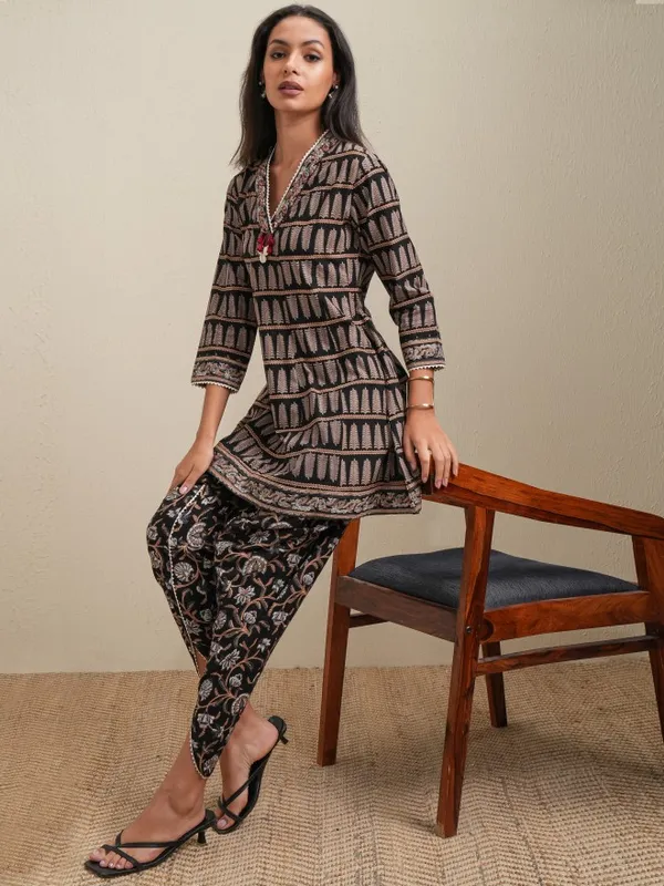 Vishudh Women Black Printed Kurta With Trousers