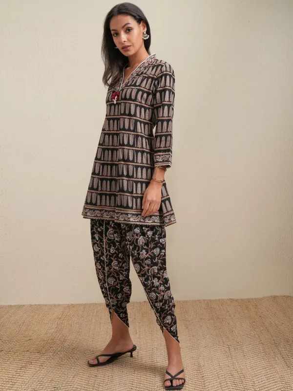 Vishudh Women Black Printed Kurta With Trousers