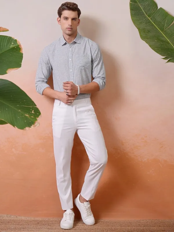 Locomotive Premium Men Grey Solid Relaxed Shirt