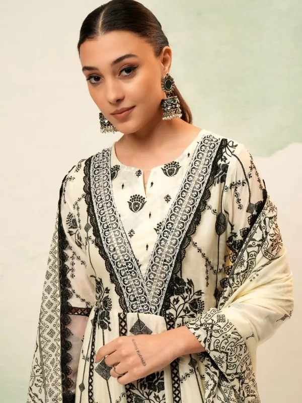 Women Kurta With Trousers & Dupatta