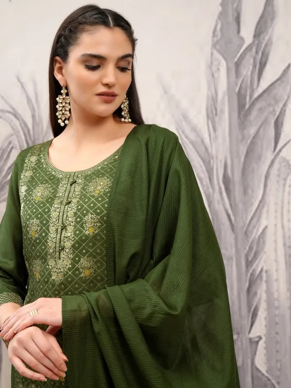 Vishudh Women Green Embroidered Kurta With Trousers And Dupatta