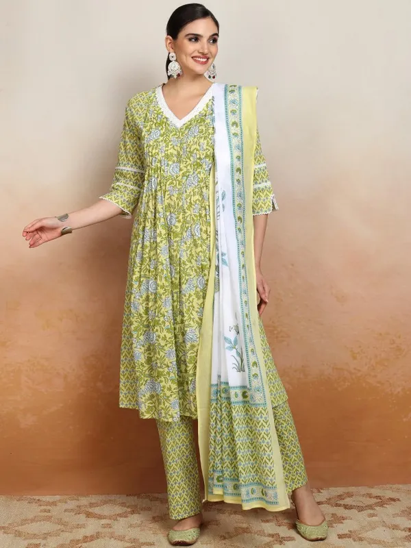 Women Kurta With Palazzos & Dupatta