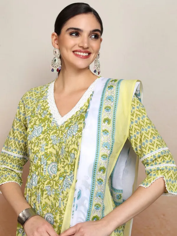 Women Kurta With Palazzos & Dupatta