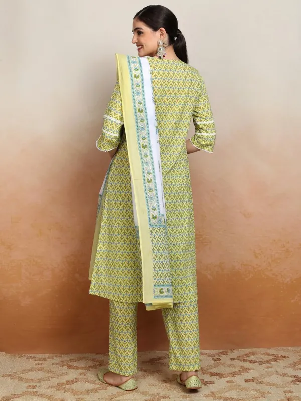 Women Kurta With Palazzos & Dupatta