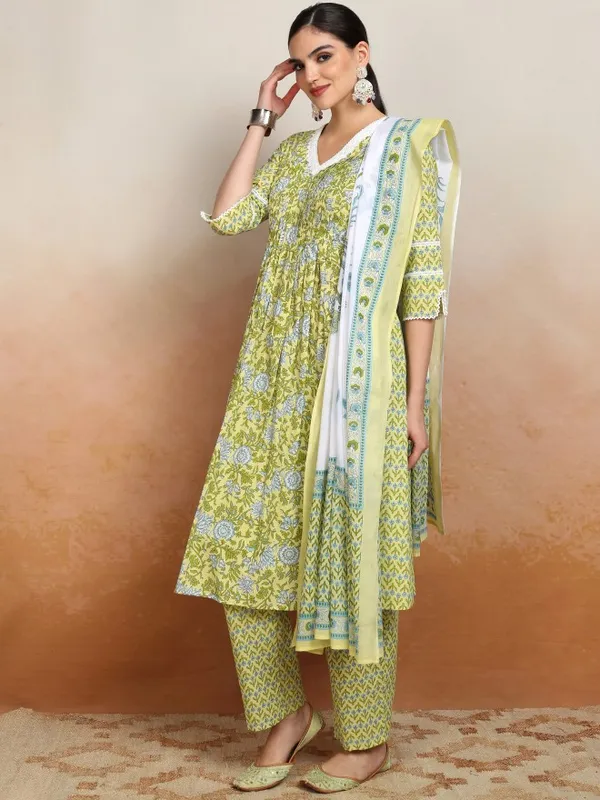 Women Kurta With Palazzos & Dupatta