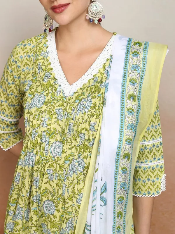 Women Kurta With Palazzos & Dupatta