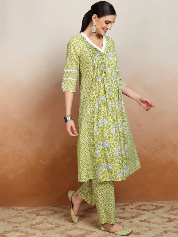 Women Kurta With Palazzos & Dupatta