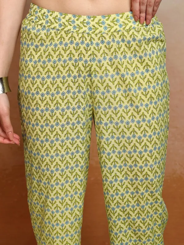 Women Kurta With Palazzos & Dupatta