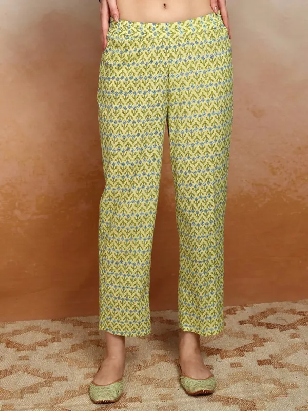 Women Kurta With Palazzos & Dupatta