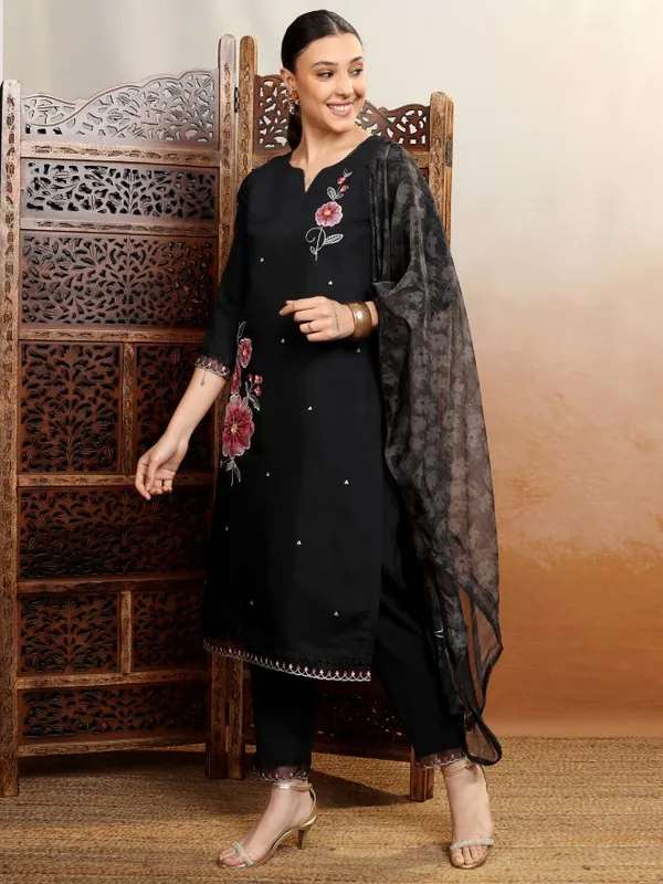 Women Kurta With Trousers & Dupatta