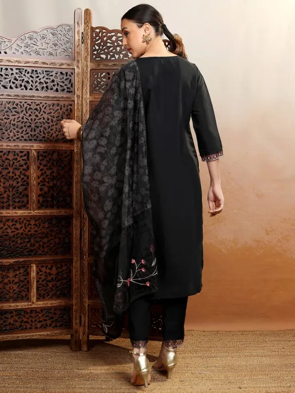 Women Kurta With Trousers & Dupatta