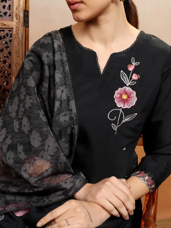 Women Kurta With Trousers & Dupatta