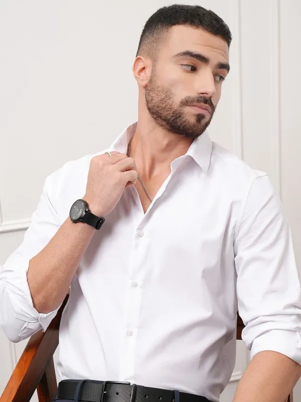 Locomotive Premium Men White Solid Slim Fit Casual Shirt