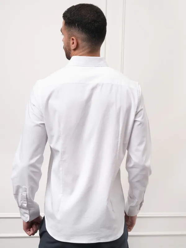 Locomotive Premium Men White Solid Slim Fit Casual Shirt