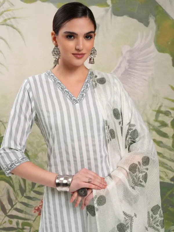 Women Kurta With Trousers & Dupatta