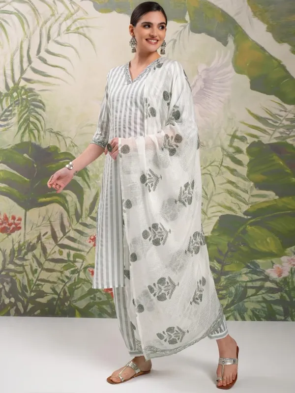 Women Kurta With Trousers & Dupatta