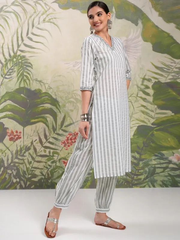 Women Kurta With Trousers & Dupatta