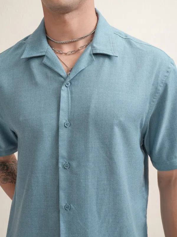 Locomotive Premium Men Blue Solid Relaxed Fit Casual Shirt