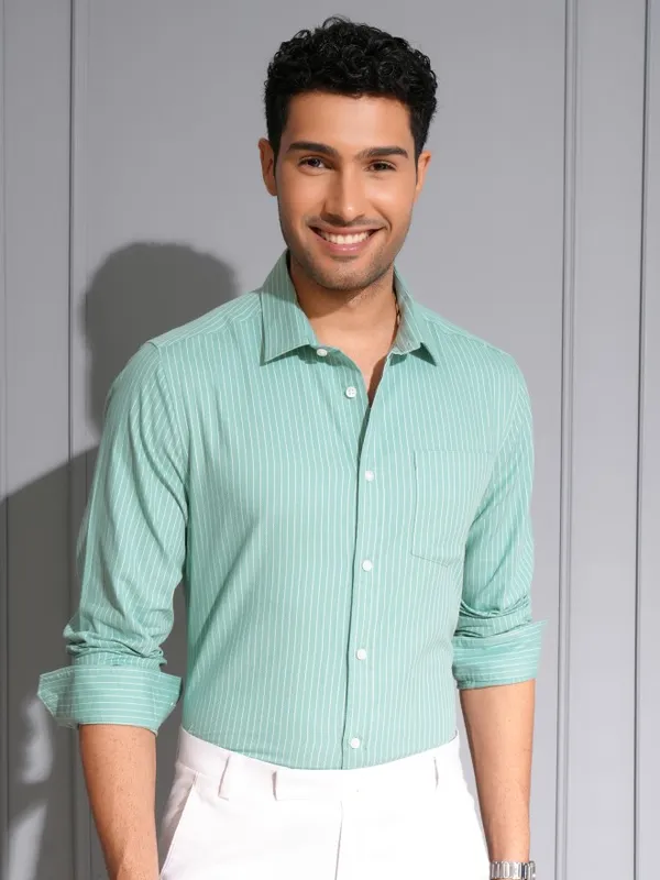 Locomotive Men Blue Striped Slim Fit Casual Shirt