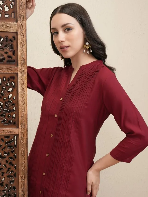 Vishudh Women Maroon Striped Straight Dress