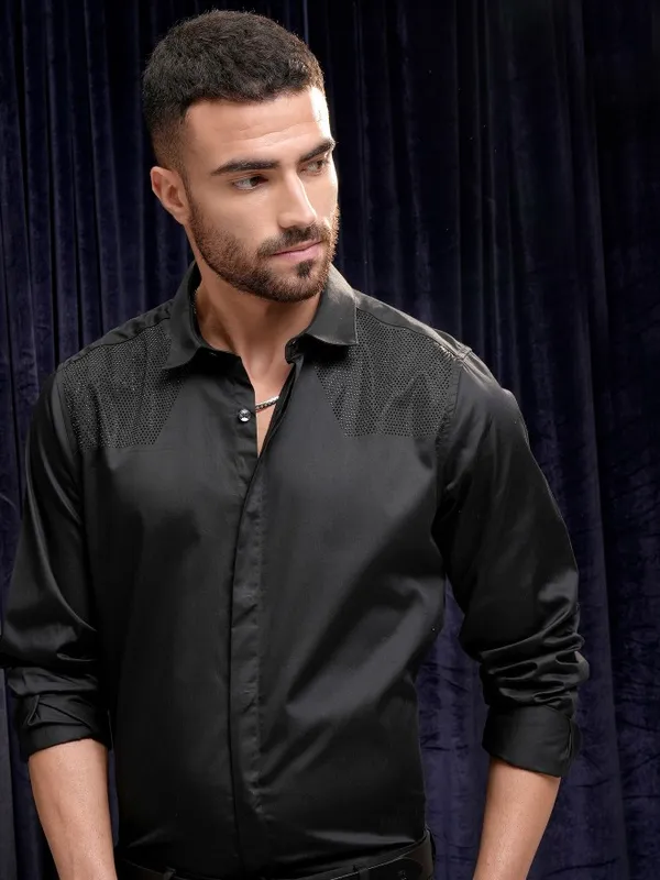 Highlander Men Black Solid Slim Fit Casual Shirt
