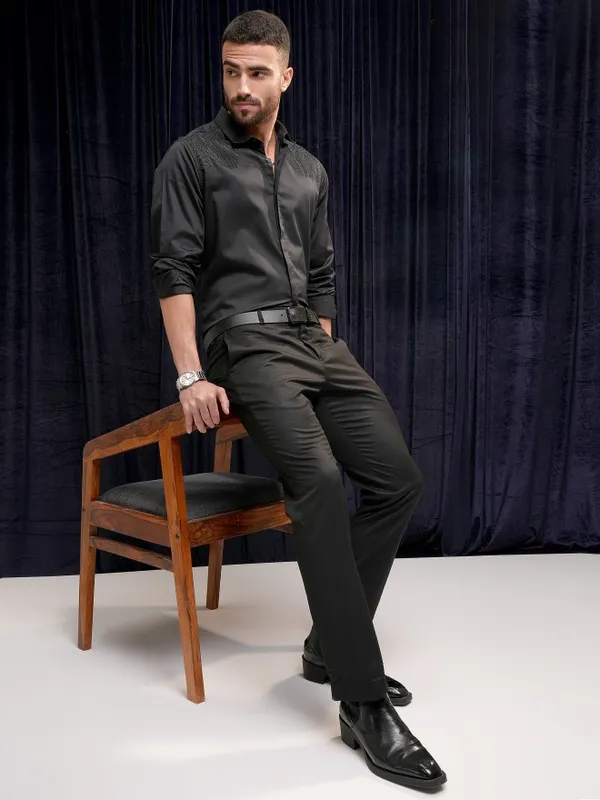 Highlander Men Black Solid Slim Fit Casual Shirt