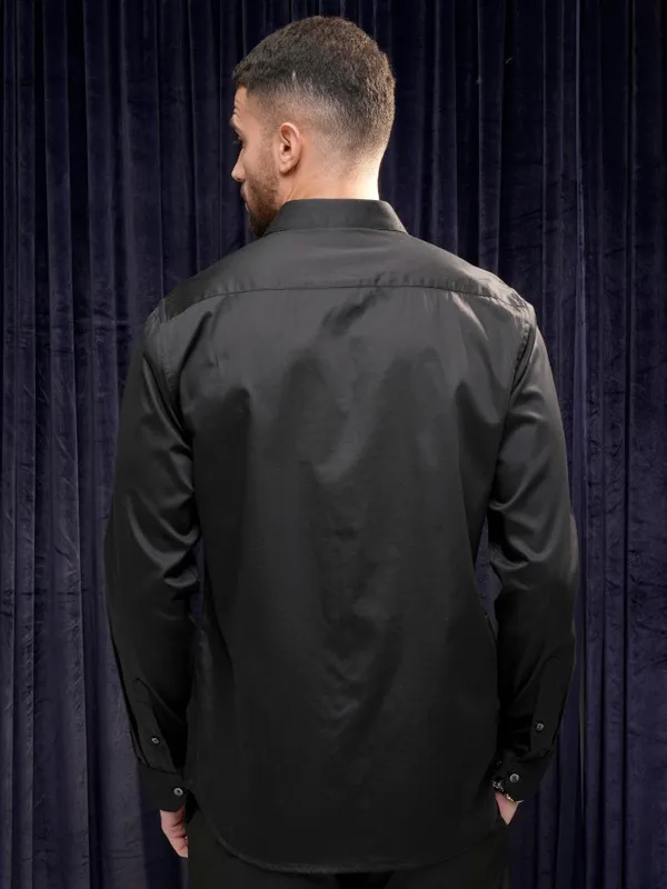 Highlander Men Black Solid Slim Fit Casual Shirt