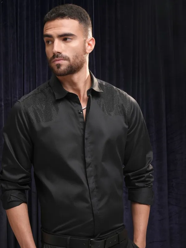 Highlander Men Black Solid Slim Fit Casual Shirt