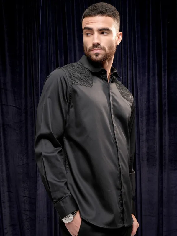 Highlander Men Black Solid Slim Fit Casual Shirt