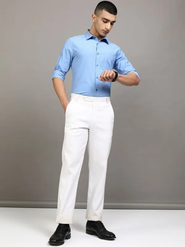 Highlander Men Blue Solid Slim Fit Casual Shirt