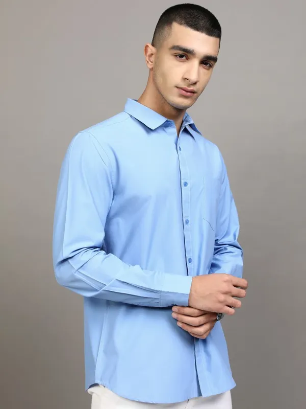 Highlander Men Blue Solid Slim Fit Casual Shirt