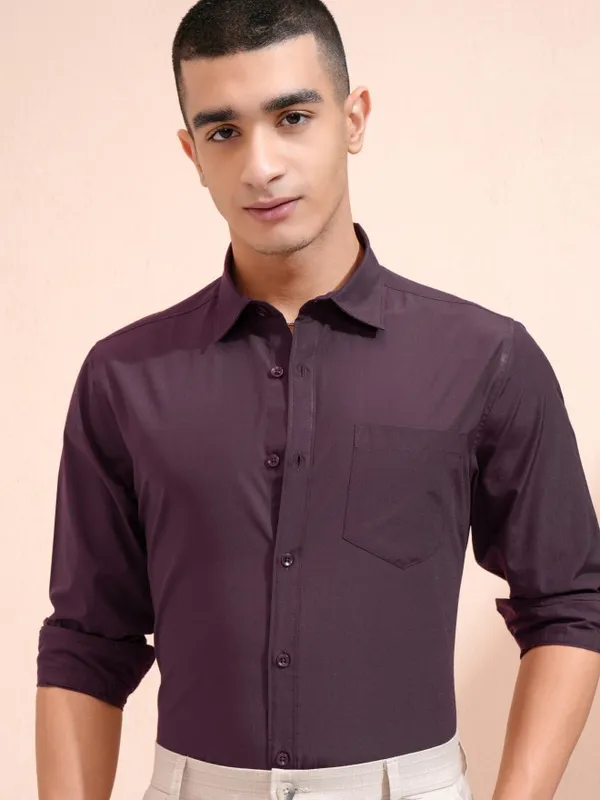 Highlander Men Purple Solid Slim Fit Casual Shirt