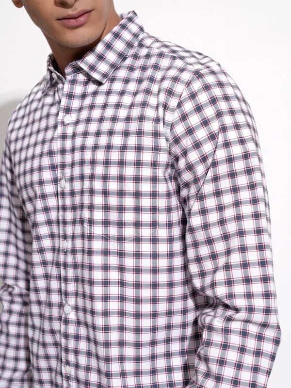 Highlander Men White Checked Slim Fit Casual Shirt