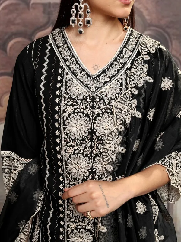 Vishudh Women Black Embroidered Kurta With Trousers