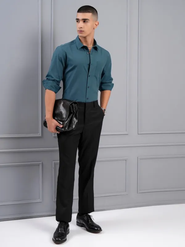 Highlander Men Teal Solid Slim Fit Casual Shirt