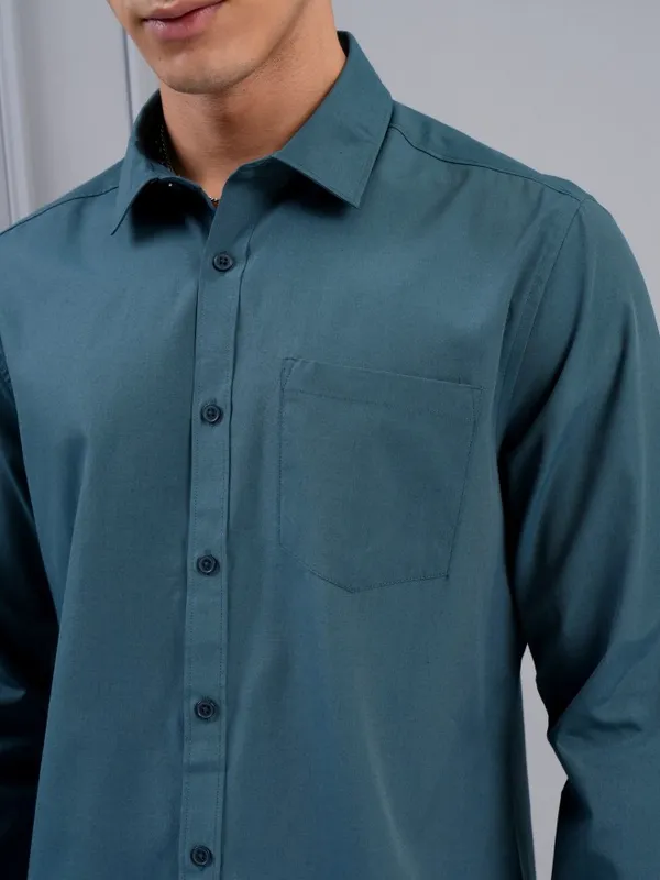 Highlander Men Teal Solid Slim Fit Casual Shirt