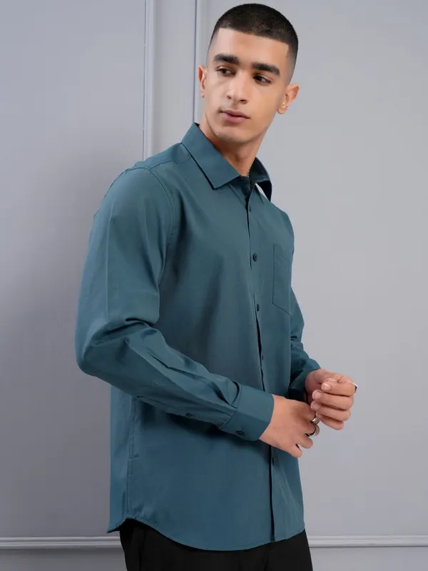 Highlander Men Teal Solid Slim Fit Casual Shirt