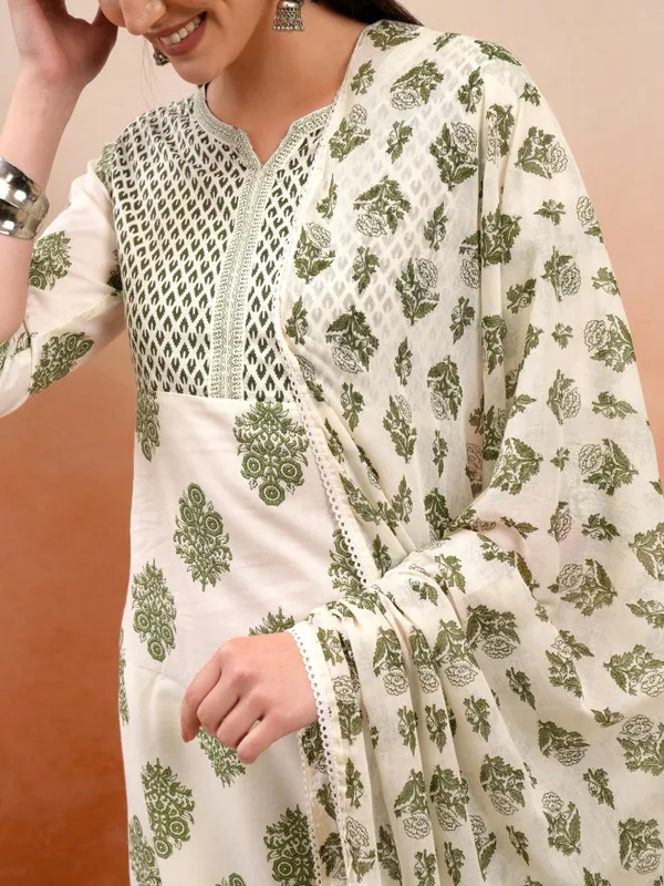 Women Kurta With Trousers & Dupatta