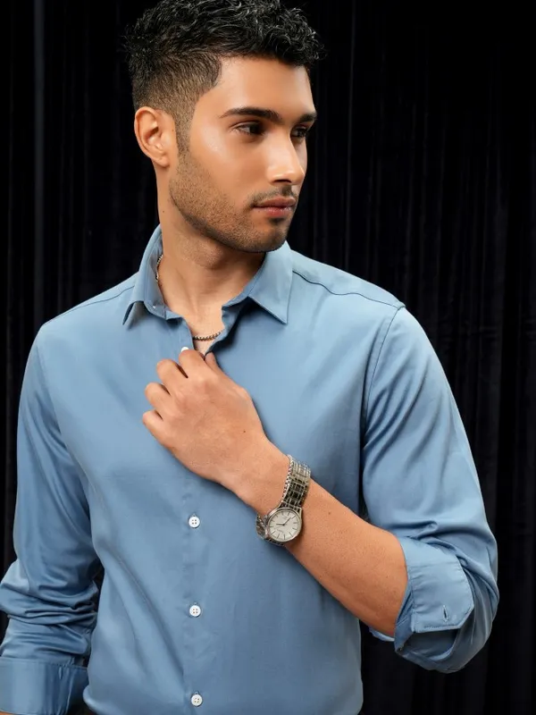 Locomotive Men Blue Solid Slim Fit Casual Shirt