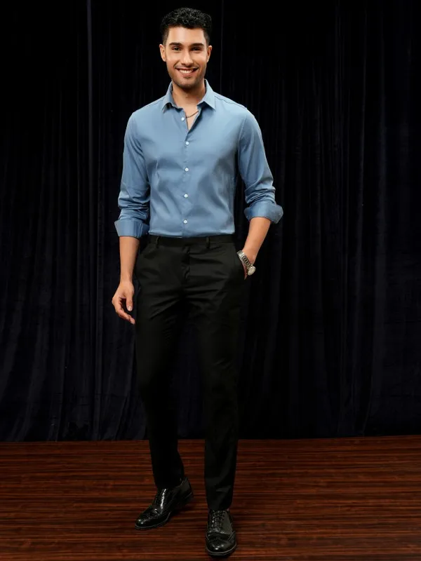 Locomotive Men Blue Solid Slim Fit Casual Shirt