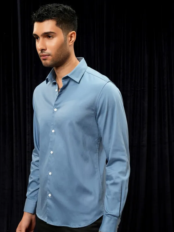 Locomotive Men Blue Solid Slim Fit Casual Shirt
