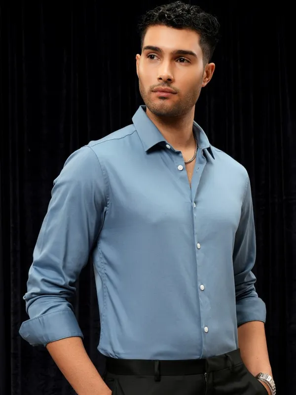 Locomotive Men Blue Solid Slim Fit Casual Shirt
