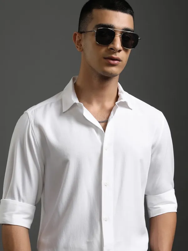 Highlander Men White Solid Slim Fit Casual Shirt