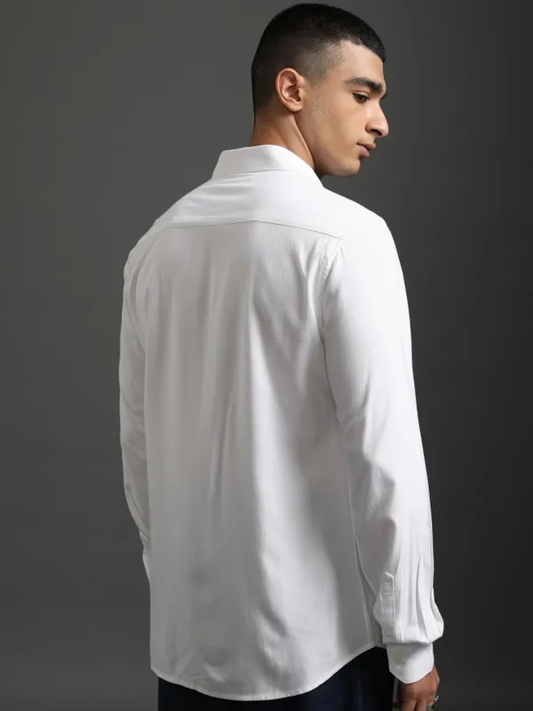 Highlander Men White Solid Slim Fit Casual Shirt