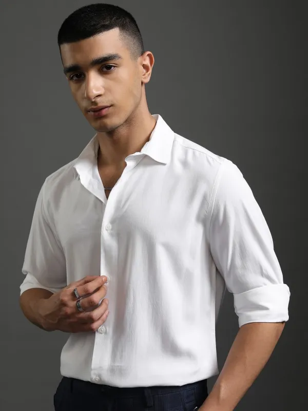 Highlander Men White Solid Slim Fit Casual Shirt